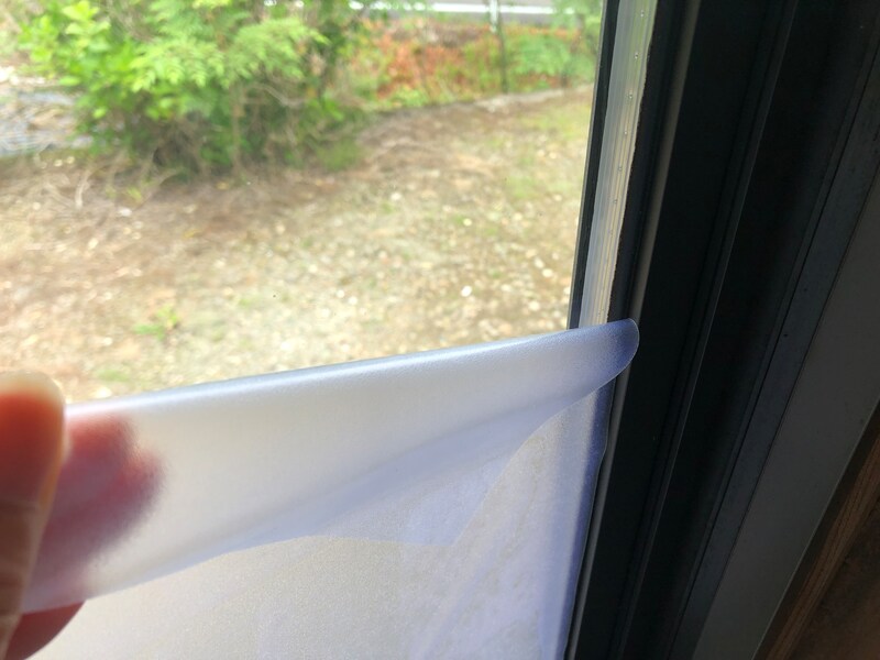 セリアの「窓用目隠しシート （柄なし） すりガラス風」は剥がしても跡が残らない