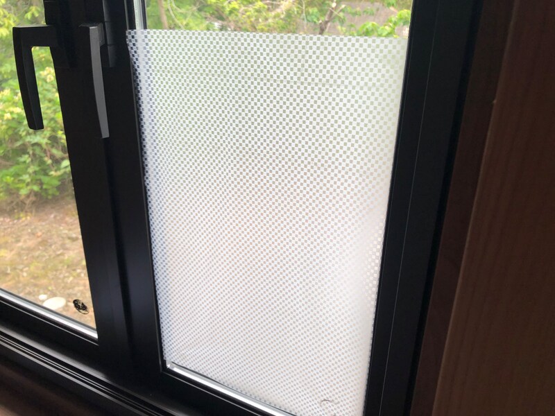 セリアの「窓用目隠しシート （レース柄） チェック」を窓に貼り付ける
