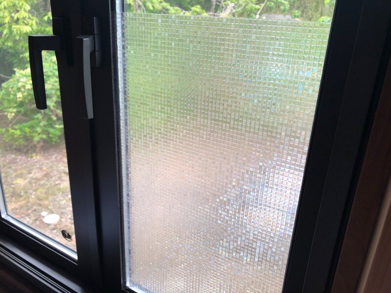 セリアの「窓用目隠しシート スクエア柄」をつけると細い柄が素敵に見える