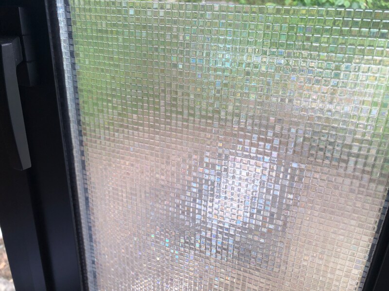 セリアの「窓用目隠しシート スクエア柄」は光の当たり具合でキラキラする