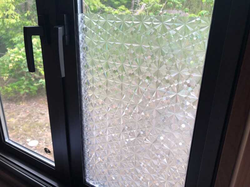 セリアの「窓用目隠しシート　レトロガラス柄」を窓に付けてみる