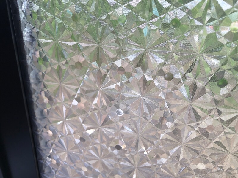 セリアの「窓用目隠しシート　レトロガラス柄」はアンテイーク調