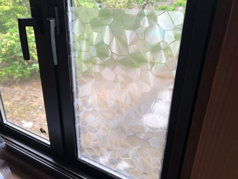 ダイソーの「窓ガラス目隠しシート　幾何学柄」は、特徴のある幾何学模様