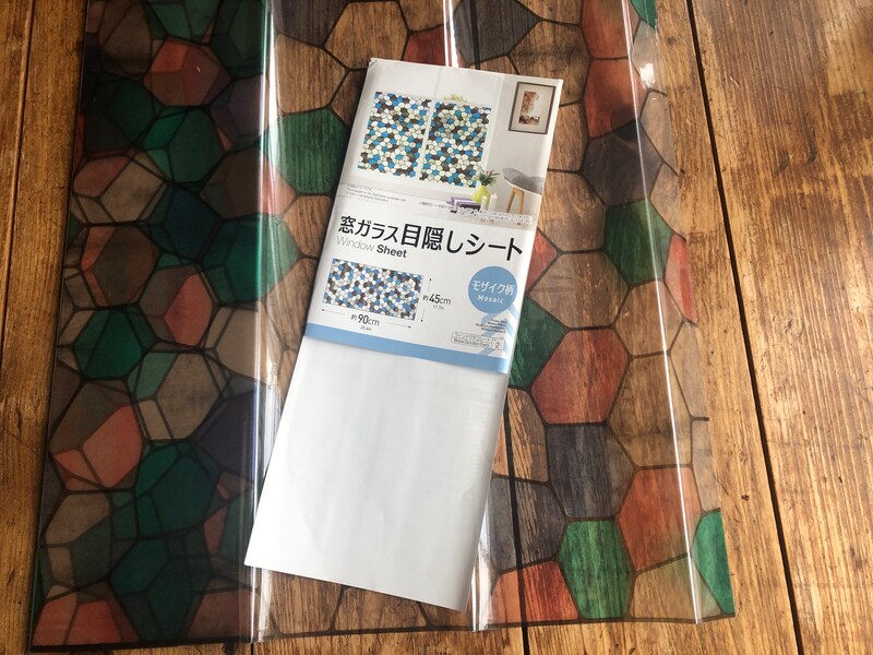 ダイソーの「窓ガラス目隠しシート　モザイク柄」