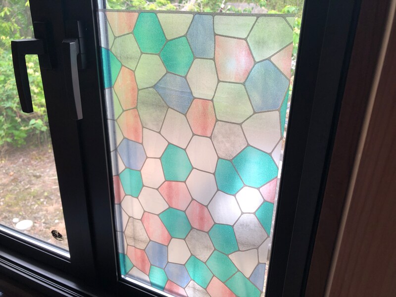 ダイソーの「窓ガラス目隠しシート　モザイク柄」は色付き。雰囲気が変わる