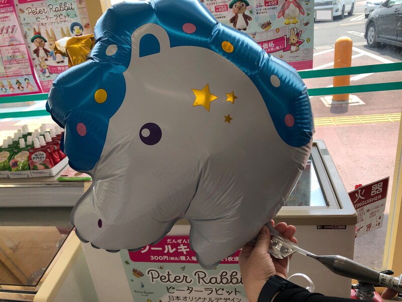 ヘリウムガスを入れるのは店員さん