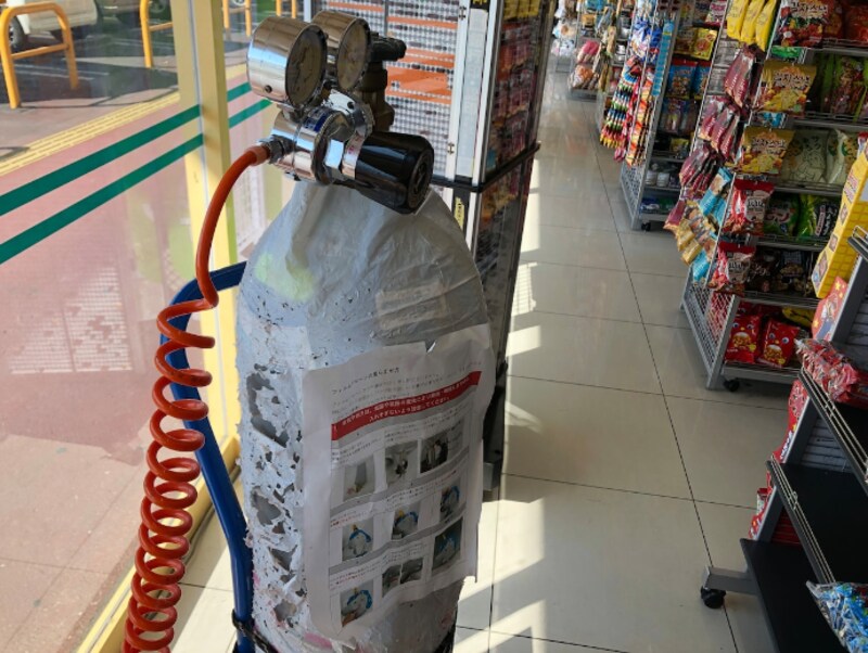 店内にあるヘリウムガスのボンベ
