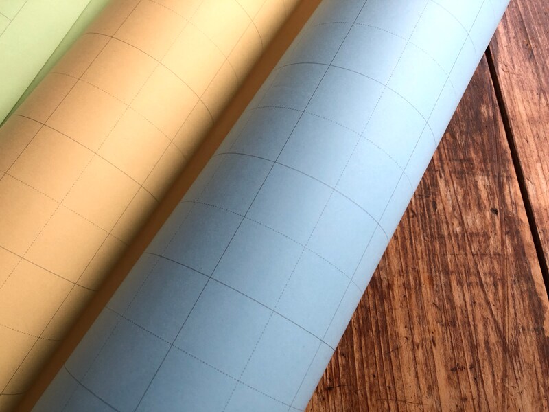 ダイソーの「マス目模造紙カラー2枚入り」は50mmの方眼になっている