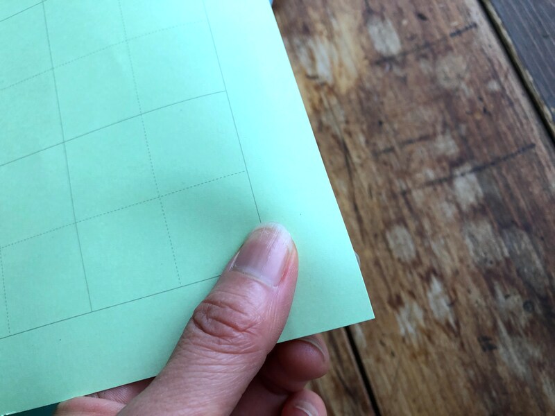 模造紙の縁部分で手を切りやすいので要注意