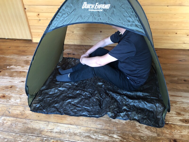 ダイソーの「クイックエクスパンドサンシェード」に成人男性が入った場合のイメージ