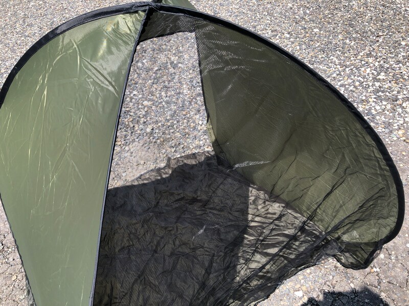 ダイソーの「クイックエクスパンドサンシェード」の背面はメッシュになっている