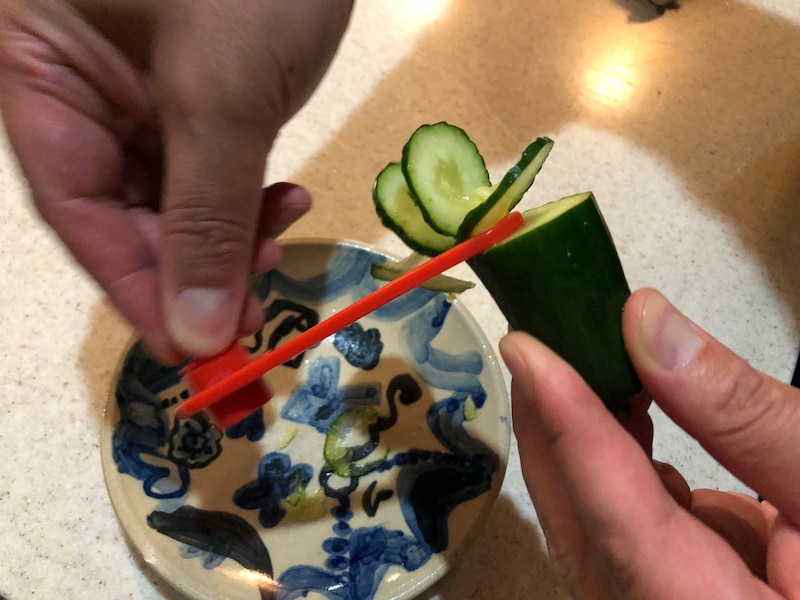 ダイソーの「くるりんカッター」のハンドルを回すと野菜が切れる