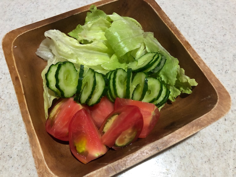 カットしたきゅうりをサラダに盛り付ける