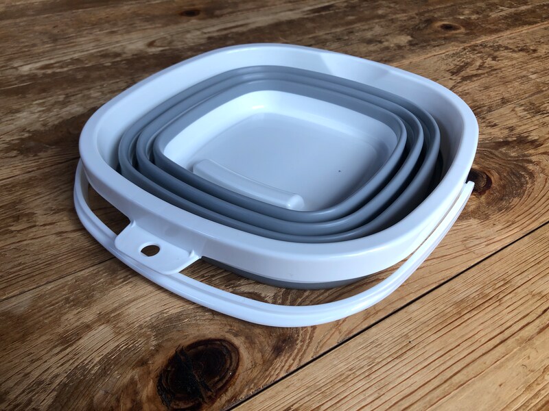 ダイソーの「折りたたみ角バケツ」は折りたたむと厚さ5cmほどになる