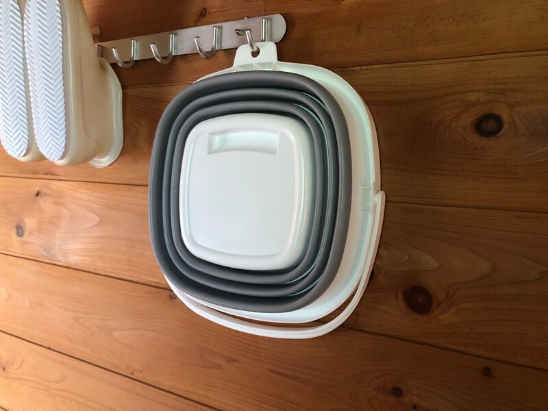 ダイソーの「折りたたみ角バケツ」は壁掛けもできる