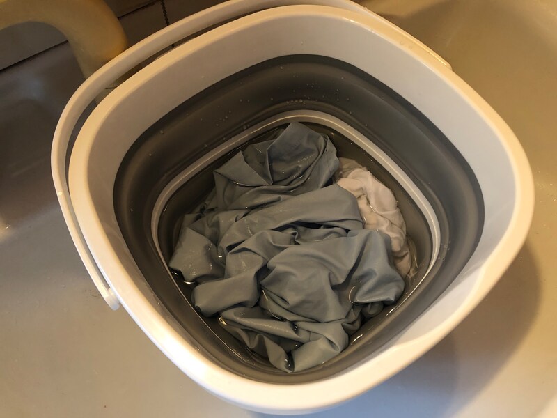 ダイソーの「折りたたみ角バケツ」は洋服のつけおき洗いにも使用できる