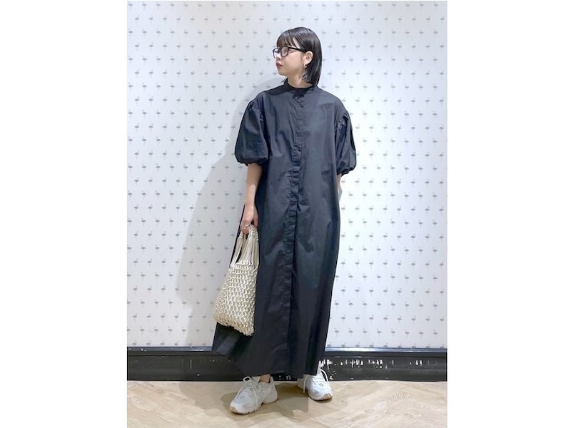 ロングワンピースとシンプルに合わせたバランスが今っぽい 出典:WEAR