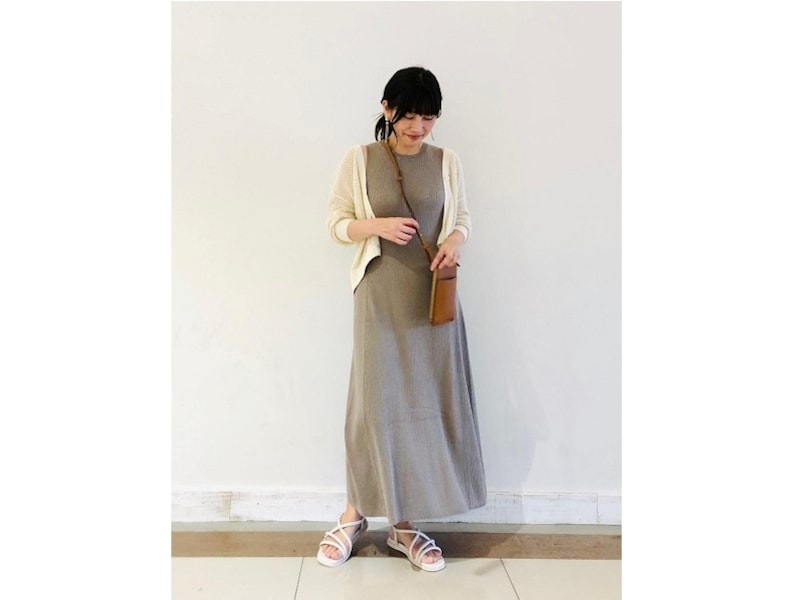 首のつまったノースリーブワンピースは体温調整もしやすくて◎ 出典:StyleHint
