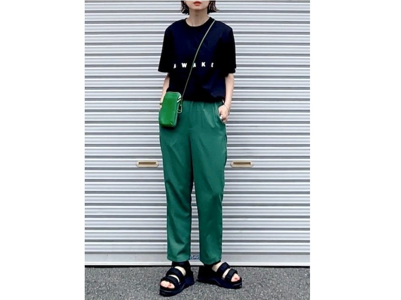 黒&グリーンの組み合わせは大人向けのカラーコーデにぴったり 出典:WEAR