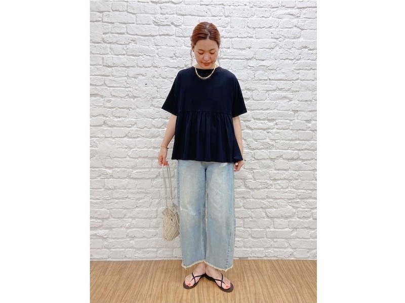 この春夏、旬の薄いブルーのデニムが黒Tシャツを今年らしく見せてくれます 出典:WEAR