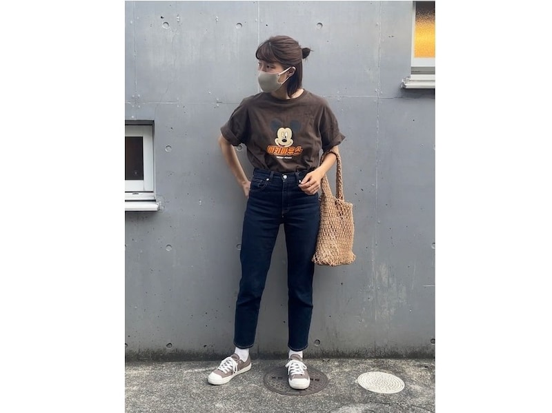 カラースニーカーならいつものカジュアルコーデがこなれた印象に　出典：WEAR