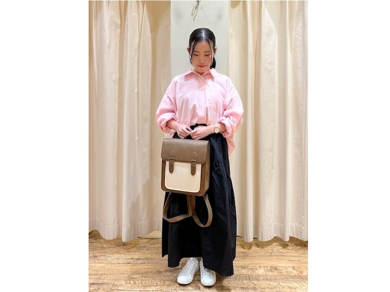 ロングスカートに白スニーカーで抜け感を　出典：WEAR