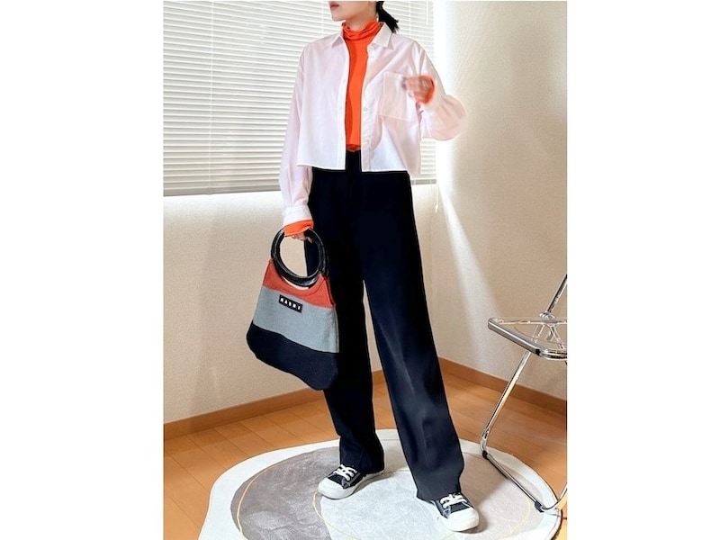 ボトムスとスニーカーの色を合わせると脚長効果もアップ　出典：WEAR