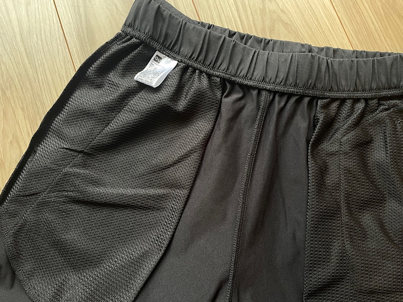 裏返すとポケット部分もメッシュ素材になっており、乾くのも早そうです