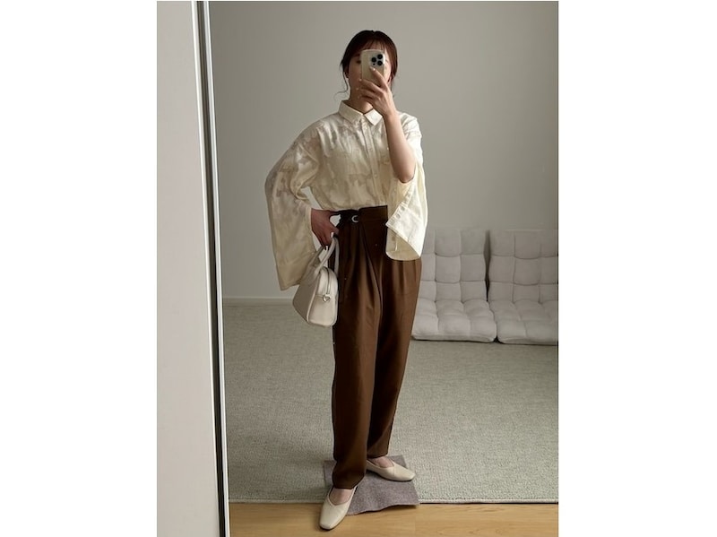黒より軽やかなブラウンのパンツは夏コーデにいちおし　出典：WEAR