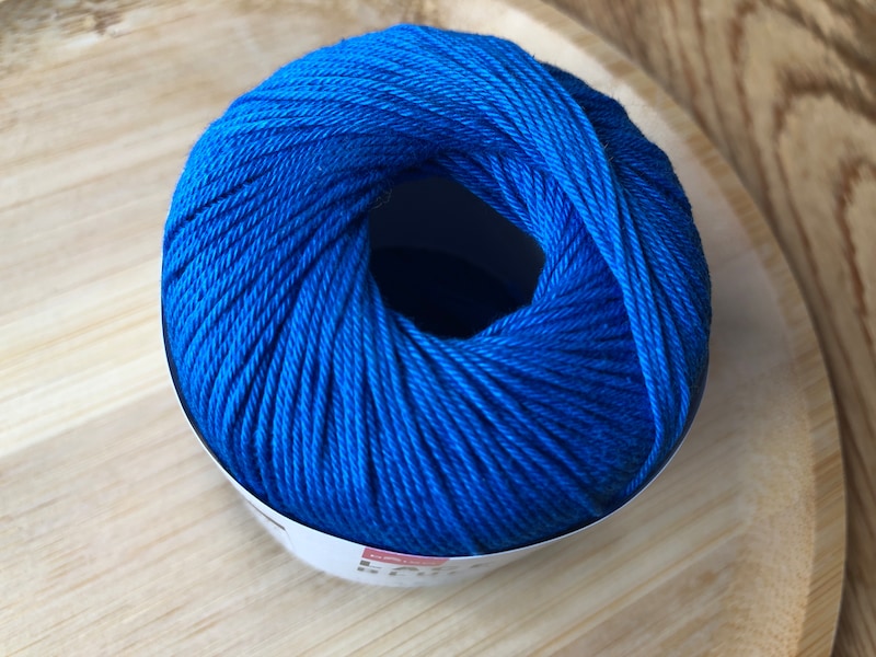 レース糸　＃20太　ロイヤルブルー（Col No.795）の色合い