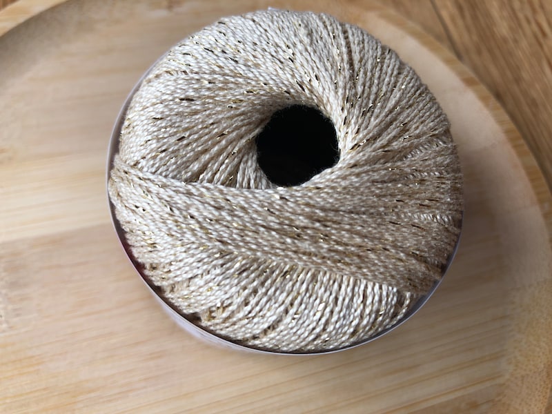 レース糸ラメ　＃20太　シナモンゴールド（Col No.20）の色合い