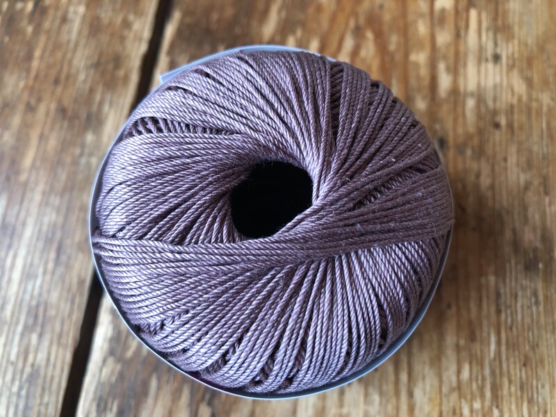 レース糸ソリッド　＃20太　モカブラウン（Col No.391）の色合い