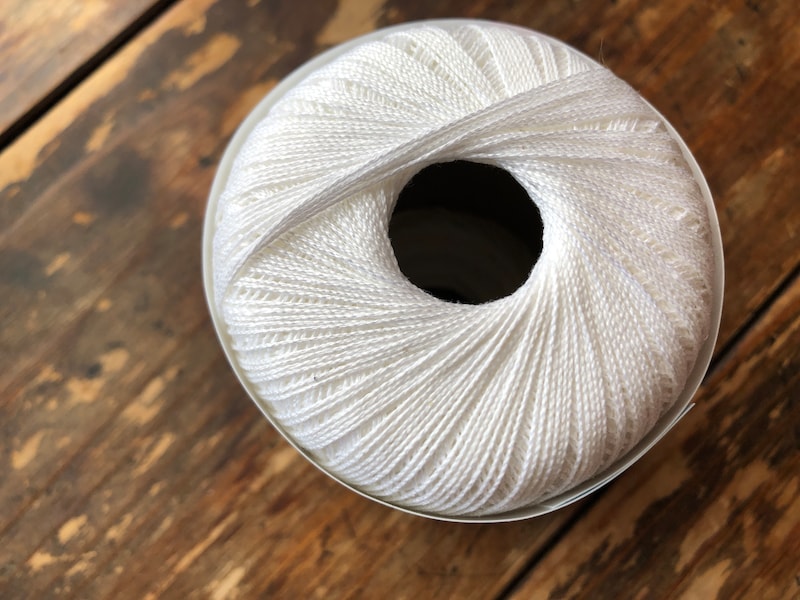 レース糸ソリッド　＃40細　ホワイト（Col No.1）の色合い