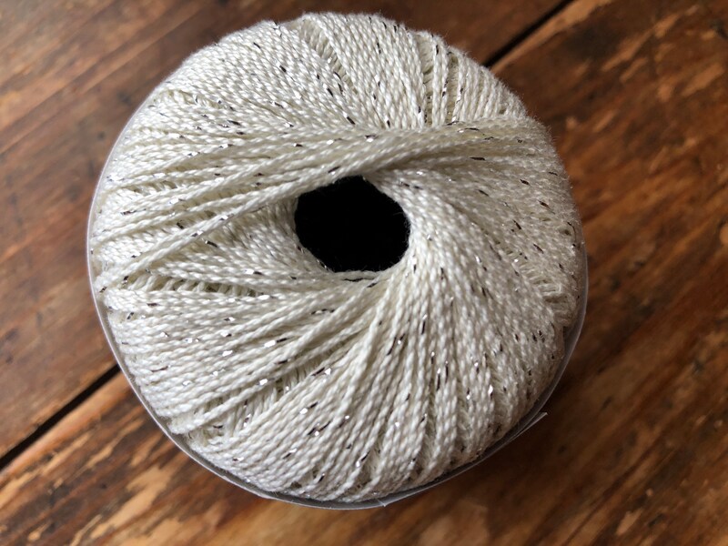 レース糸ラメ　＃20太　ホワイトシルバー（Col No.19）の色合い