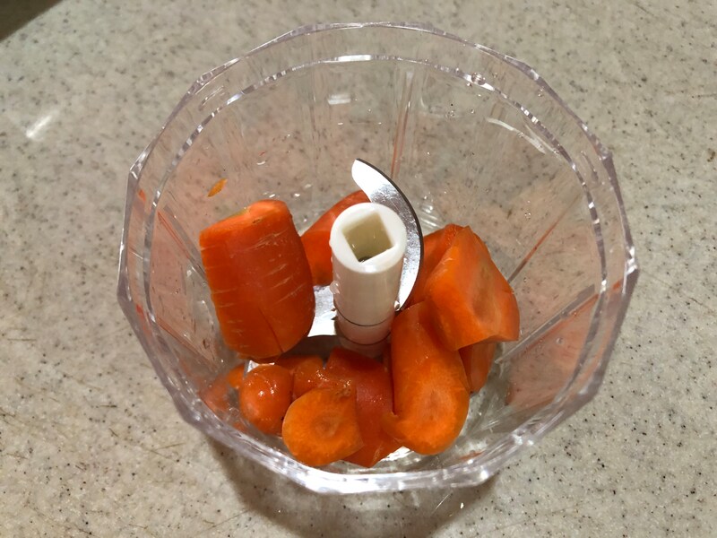 ダイソーの「プッシュ野菜カッター」のカップに小さくカットした食材を入れる