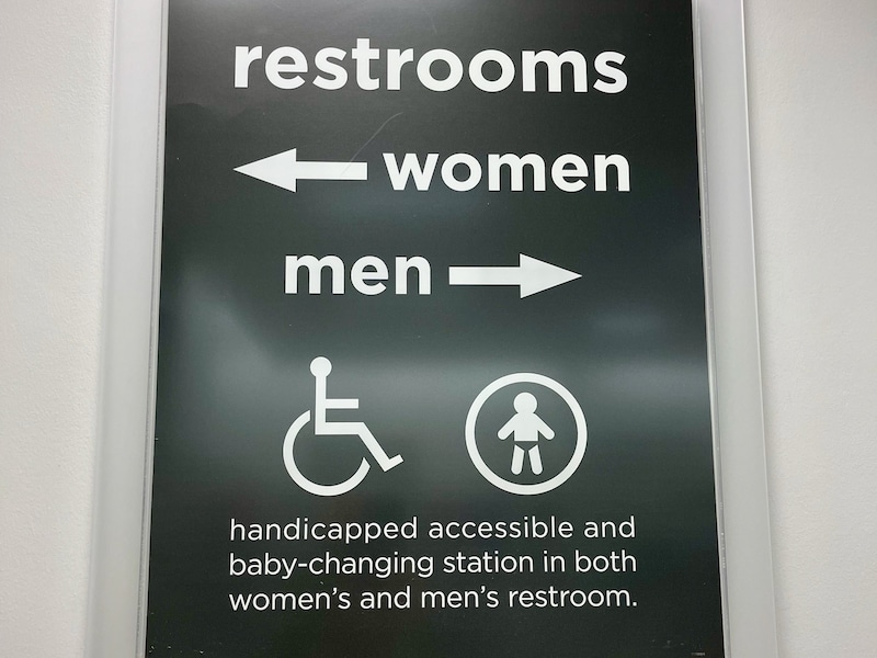 トイレの案内図(障害のある方も利用可能でおむつ台は男女どちらのトイレにも設置されています)