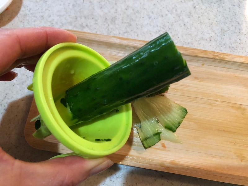 スパイラルカットのパーツにきゅうりを入れて回していく