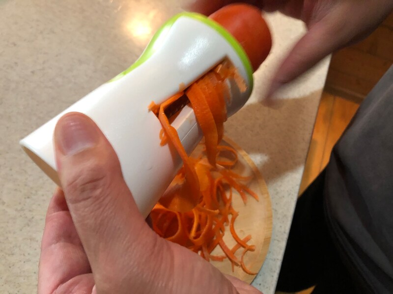 にんじんを入れて回すと、細長くなって出てくる