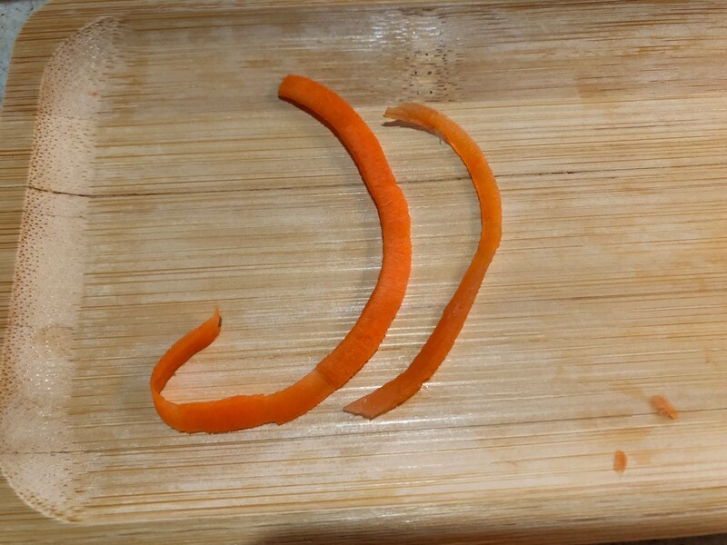 ヌードルカットの太切り（左）と細切り（右）