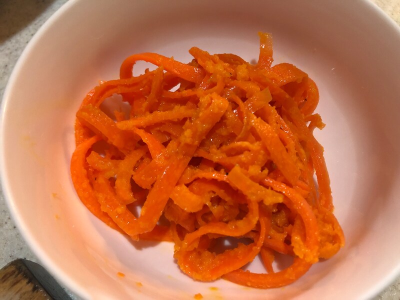 ヌードルカットのにんじんはドレッシングにあえるだけで簡単サラダになる
