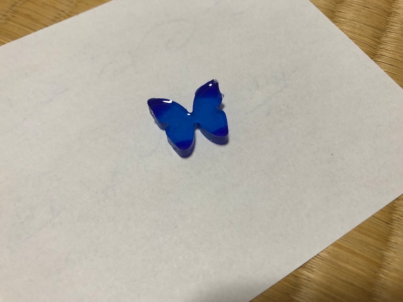 ディープブルーとパープルのレジン液を使用して作った蝶