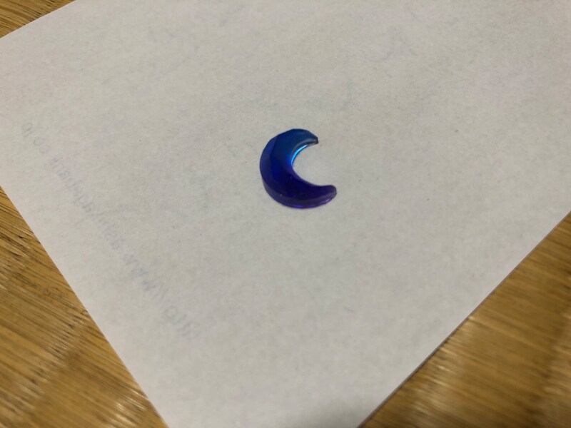 ディープブルーとパープルのレジン液を使用して作った月