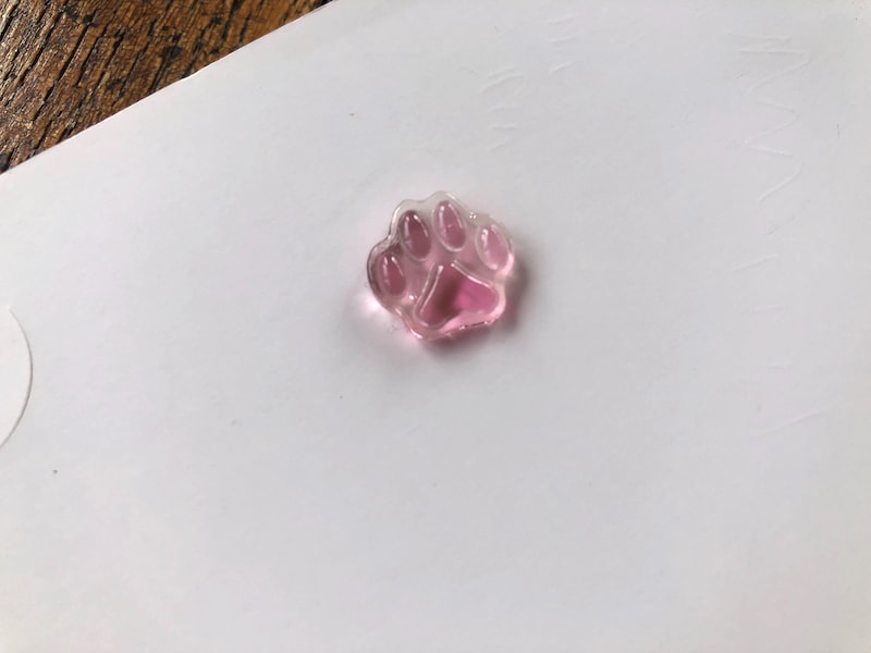 ハードクリアとライトピンクのレジン液を使用したネコの肉球
