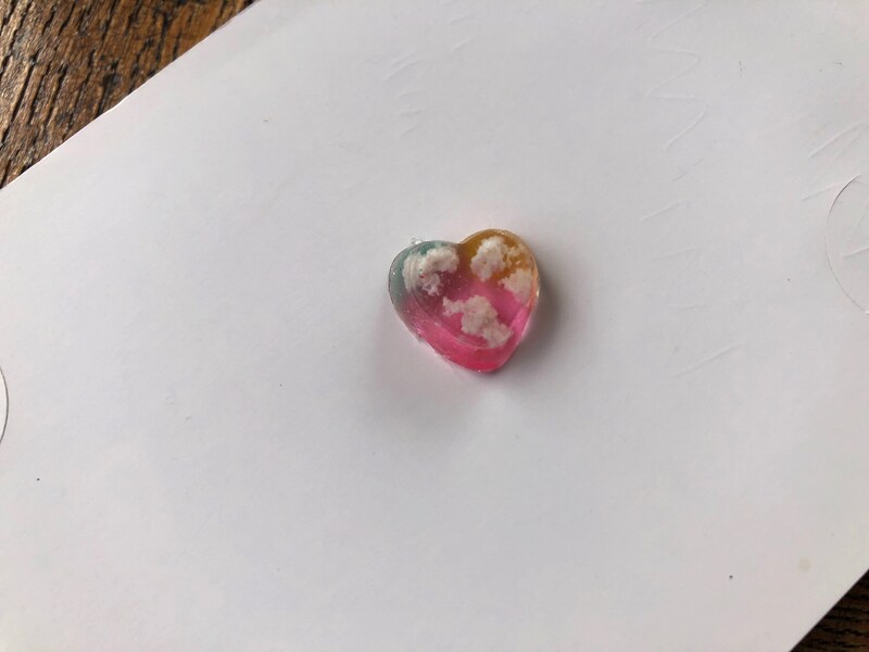 エメラルドグリーン、レモン、ライトピンクのレジン液を使用