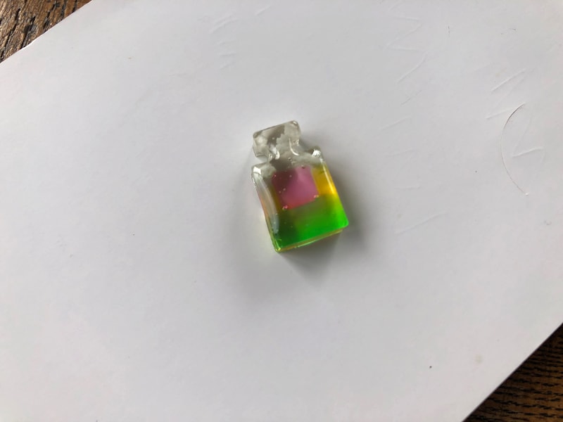 ハードクリア、ライトピンク、レモン、エメラルドグリーンのレジン液を使用