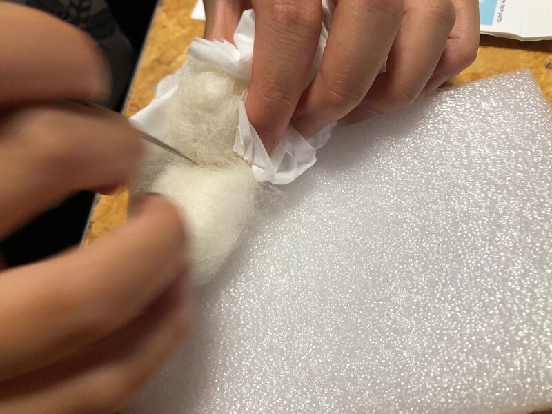 ニードルを使って体に頭をつけていく