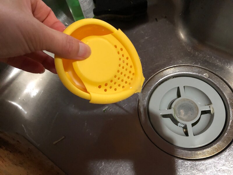 ふたを抑えて湯切りをする