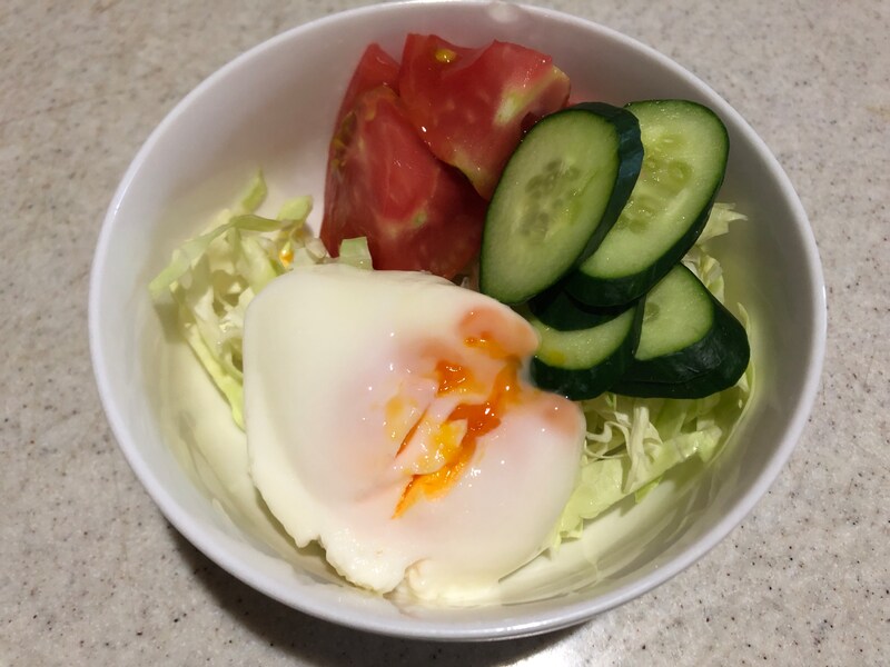 温泉たまごをサラダにトッピング