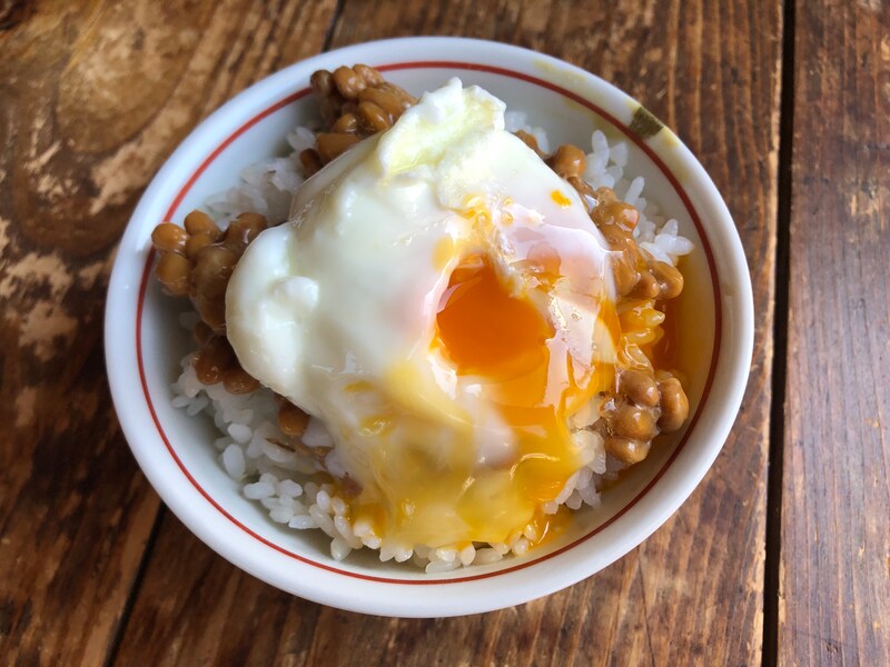 温泉たまごを納豆ご飯にトッピング