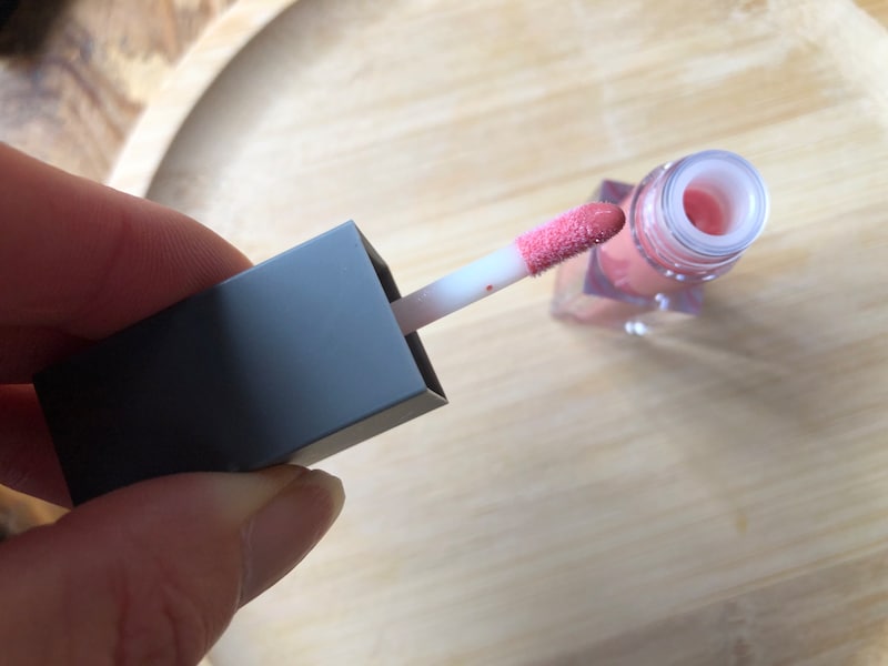 自然な色合いで艶感を出してくれる「リップグロス　パールピンクベージュ」